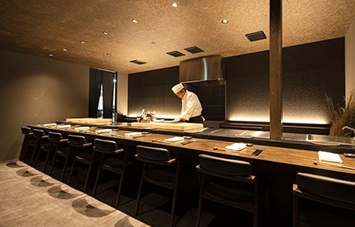 鮨　森学の温もりが感じられるカウンター席と職人